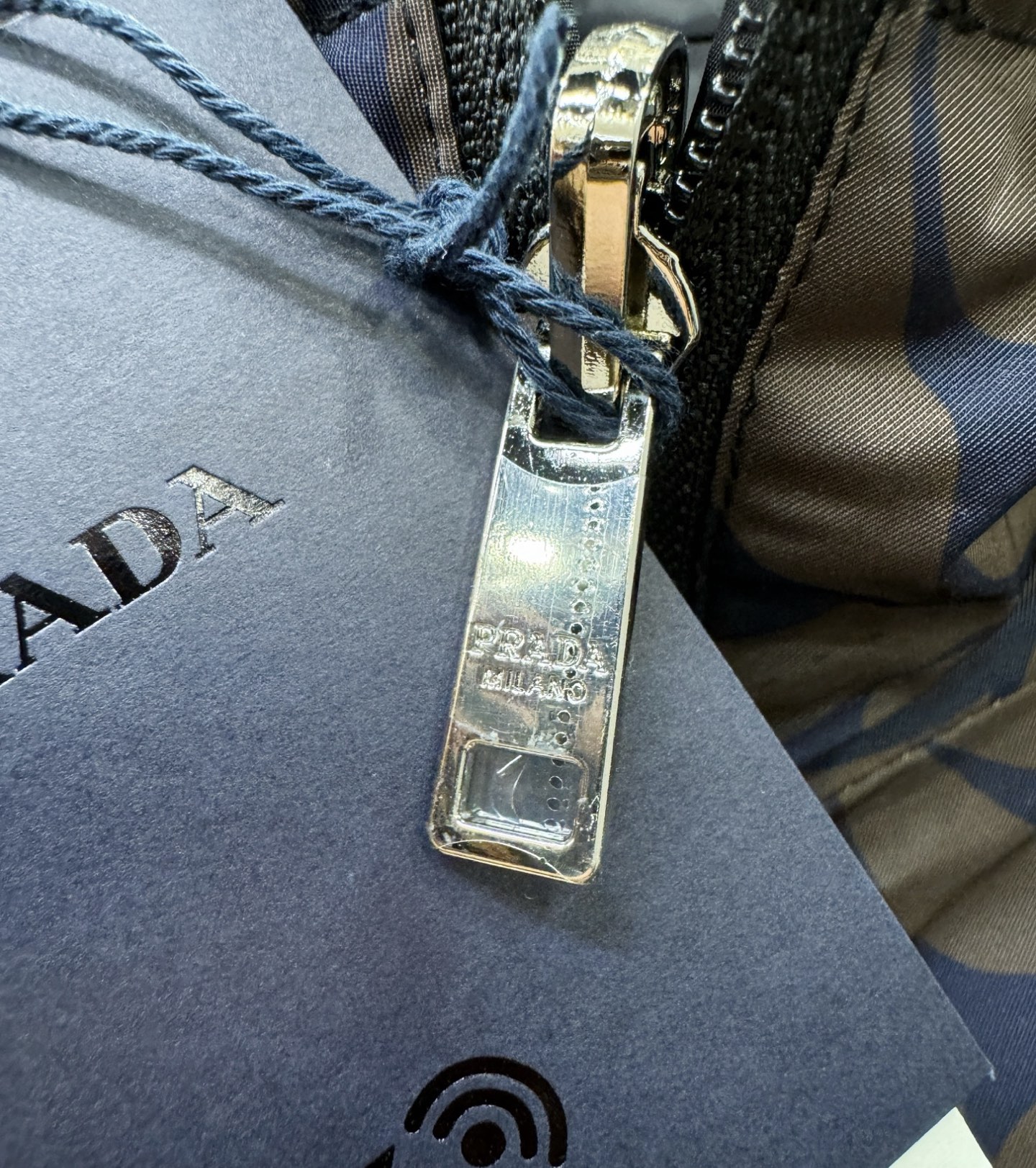 双面可穿PRADA 普拉达 2026秋冬新款夹克外套,原单狠货 意大利进口面料时尚夹克外套。欧洲专柜同步,上身更随意大方 双面可穿PRADA 普拉达 2026秋冬新款夹克外套,原单狠货 意大利进口面料时尚夹克外套。欧洲专柜同步,上身更随意大方