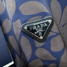 双面可穿PRADA 普拉达 2026秋冬新款夹克外套,原单狠货 意大利进口面料时尚夹克外套。欧洲专柜同步,上身更随意大方 双面可穿PRADA 普拉达 2026秋冬新款夹克外套,原单狠货 意大利进口面料时尚夹克外套。欧洲专柜同步,上身更随意大方