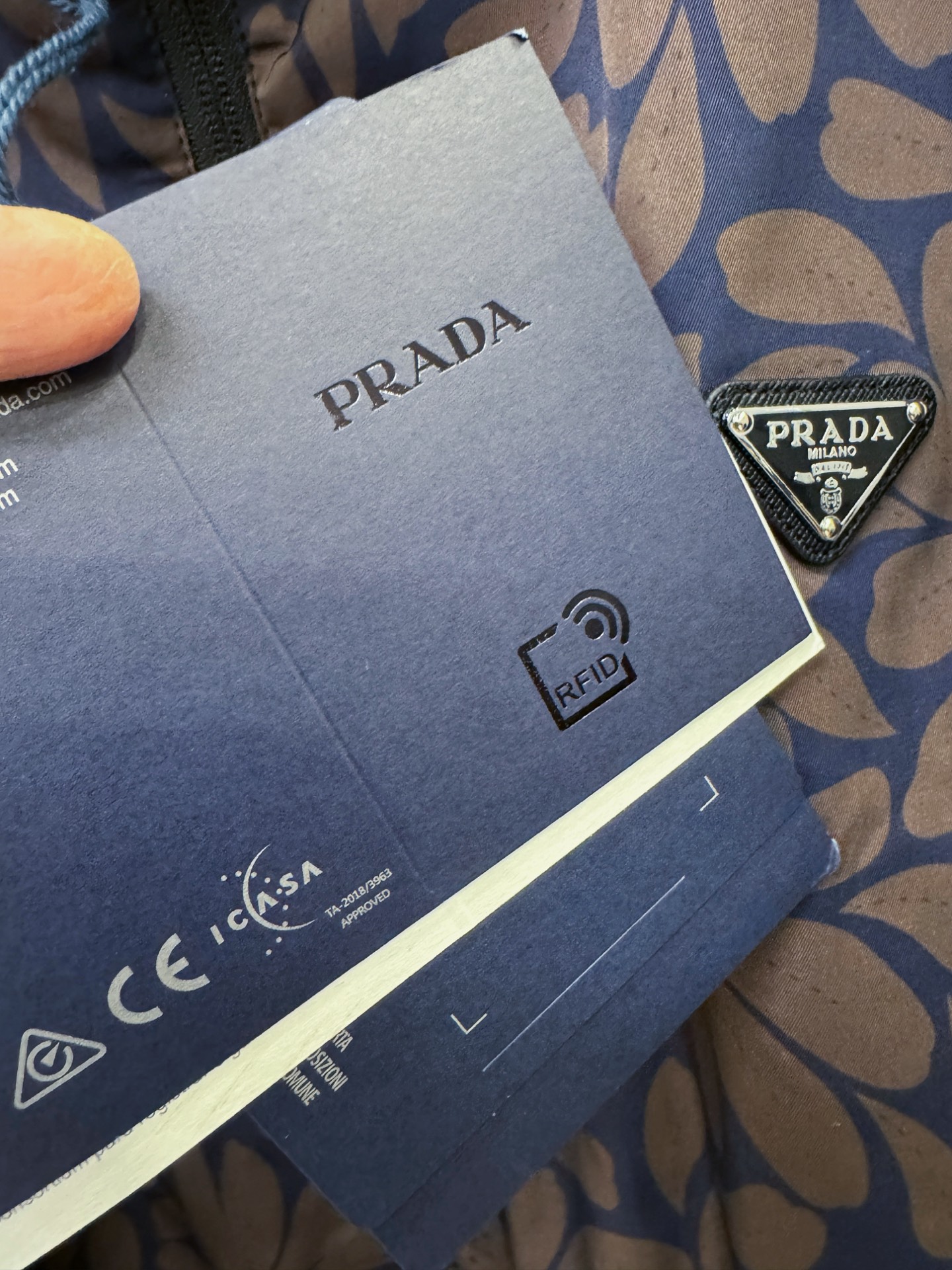 双面可穿PRADA 普拉达 2026秋冬新款夹克外套,原单狠货 意大利进口面料时尚夹克外套。欧洲专柜同步,上身更随意大方 双面可穿PRADA 普拉达 2026秋冬新款夹克外套,原单狠货 意大利进口面料时尚夹克外套。欧洲专柜同步,上身更随意大方