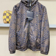双面可穿PRADA 普拉达 2026秋冬新款夹克外套,原单狠货 意大利进口面料时尚夹克外套。欧洲专柜同步,上身更随意大方 双面可穿PRADA 普拉达 2026秋冬新款夹克外套,原单狠货 意大利进口面料时尚夹克外套。欧洲专柜同步,上身更随意大方