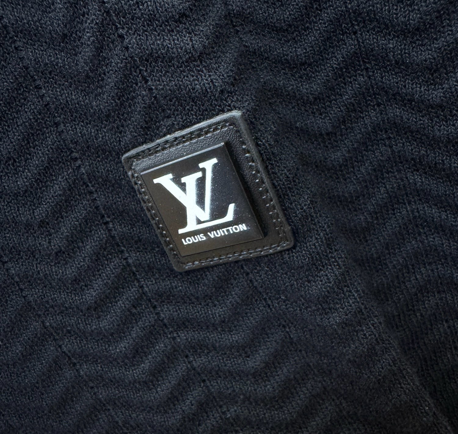 LV 2026春夏新品针织短袖，进口针织面料，手感柔软。顶级进口私货，时尚设计潮流短袖针织衫，不失奢华 品质毋庸置疑 上