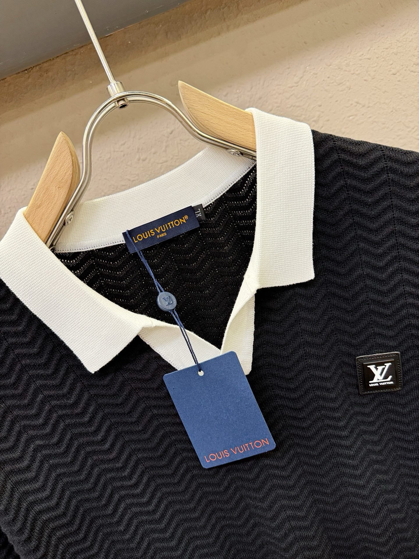 LV 2026春夏新品针织短袖，进口针织面料，手感柔软。顶级进口私货，时尚设计潮流短袖针织衫，不失奢华 品质毋庸置疑 上