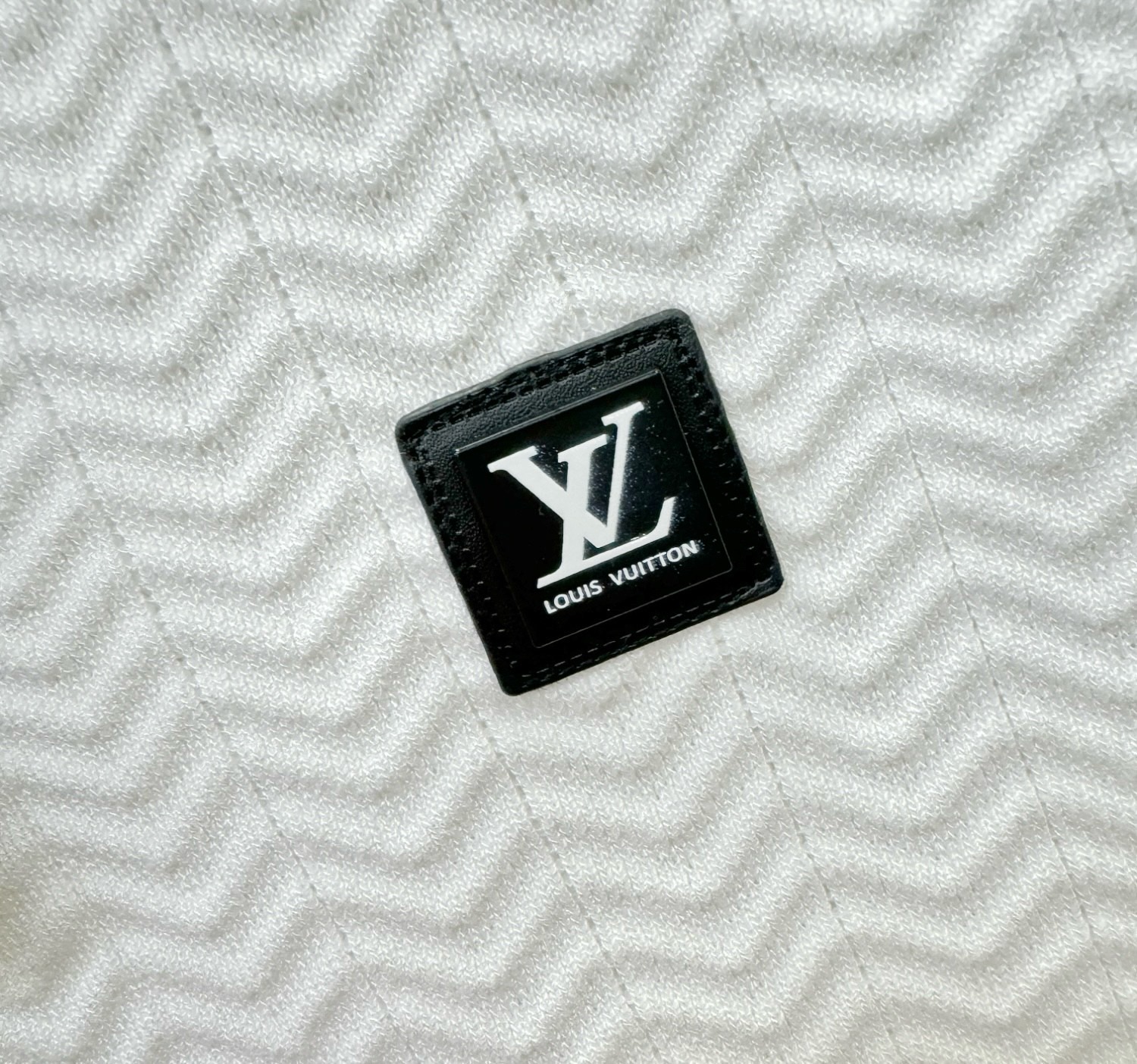 LV 2026春夏新品针织短袖，进口针织面料，手感柔软。顶级进口私货，时尚设计潮流短袖针织衫，不失奢华 品质毋庸置疑 上