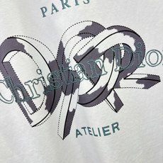 Dior迪奥 2026新款短袖T恤!男女同款!走秀图案时尚休闲短袖T恤衫!设计logo设计!极具设计精选客供面料,手感柔 Dior迪奥 2026新款短袖T恤!男女同款!走秀图案时尚休闲短袖T恤衫!设计logo设计!极具设计精选客供面料,手感柔
