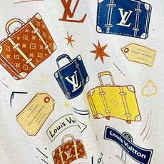 LV路易威登 2026新款短袖T恤!男女同款!走秀图案时尚休闲短袖T恤衫!设计logo设计!极具设计精选客供面料,手感柔 LV路易威登 2026新款短袖T恤!男女同款!走秀图案时尚休闲短袖T恤衫!设计logo设计!极具设计精选客供面料,手感柔