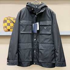 两件套PRADA 普拉达 一衣两穿2026秋冬新款夹克外套,原单狠货 意大利进口面料时尚夹克外套。欧洲专柜同步,上身更随 两件套PRADA 普拉达 一衣两穿2026秋冬新款夹克外套,原单狠货 意大利进口面料时尚夹克外套。欧洲专柜同步,上身更随