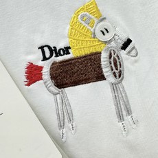 Dior迪奥 2026新款短袖T恤!男女同款!走秀图案时尚休闲短袖T恤衫!设计logo设计!极具设计精选客供面料,手感柔 Dior迪奥 2026新款短袖T恤!男女同款!走秀图案时尚休闲短袖T恤衫!设计logo设计!极具设计精选客供面料,手感柔