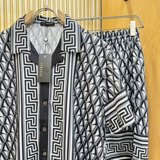 高定款(真丝面料升级 ) Versace 范思哲 最大可穿250斤,新款真丝套装,男女同款家居服套装,定制真丝面料,不抽 高定款(真丝面料升级 ) Versace 范思哲 最大可穿250斤,新款真丝套装,男女同款家居服套装,定制真丝面料,不抽