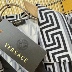 高定款(真丝面料升级 ) Versace 范思哲 最大可穿250斤,新款真丝套装,男女同款家居服套装,定制真丝面料,不抽 高定款(真丝面料升级 ) Versace 范思哲 最大可穿250斤,新款真丝套装,男女同款家居服套装,定制真丝面料,不抽