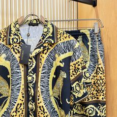 高定款(真丝面料升级 ) Versace 范思哲 最大可穿250斤,新款真丝套装,男女同款家居服套装,定制真丝面料,不抽 高定款(真丝面料升级 ) Versace 范思哲 最大可穿250斤,新款真丝套装,男女同款家居服套装,定制真丝面料,不抽