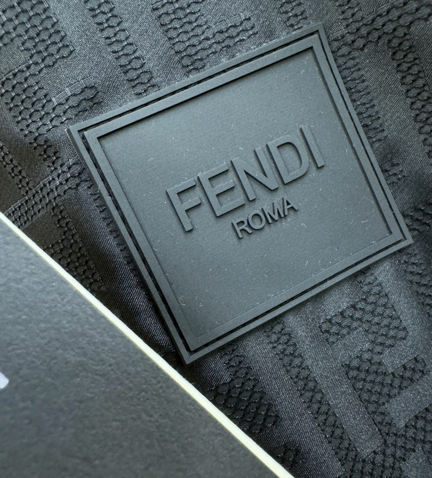 FENDI芬迪 2026新款夹克外套，原单狠货 意大利进口面料时尚夹克外套。欧洲专柜同步，上身更随意大方，专柜原版五金奢