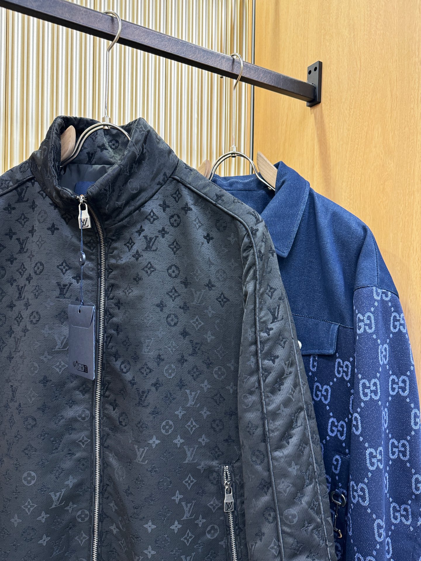 LV 路易威登2026秋冬新款棉服夹克外套,内里加棉,原单狠货 意大利进口面料时尚夹克外套。加棉加厚 保暖性强。欧洲专柜 LV 路易威登2026秋冬新款棉服夹克外套,内里加棉,原单狠货 意大利进口面料时尚夹克外套。加棉加厚 保暖性强。欧洲专柜