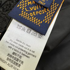 LV 路易威登2026秋冬新款棉服夹克外套,内里加棉,原单狠货 意大利进口面料时尚夹克外套。加棉加厚 保暖性强。欧洲专柜 LV 路易威登2026秋冬新款棉服夹克外套,内里加棉,原单狠货 意大利进口面料时尚夹克外套。加棉加厚 保暖性强。欧洲专柜