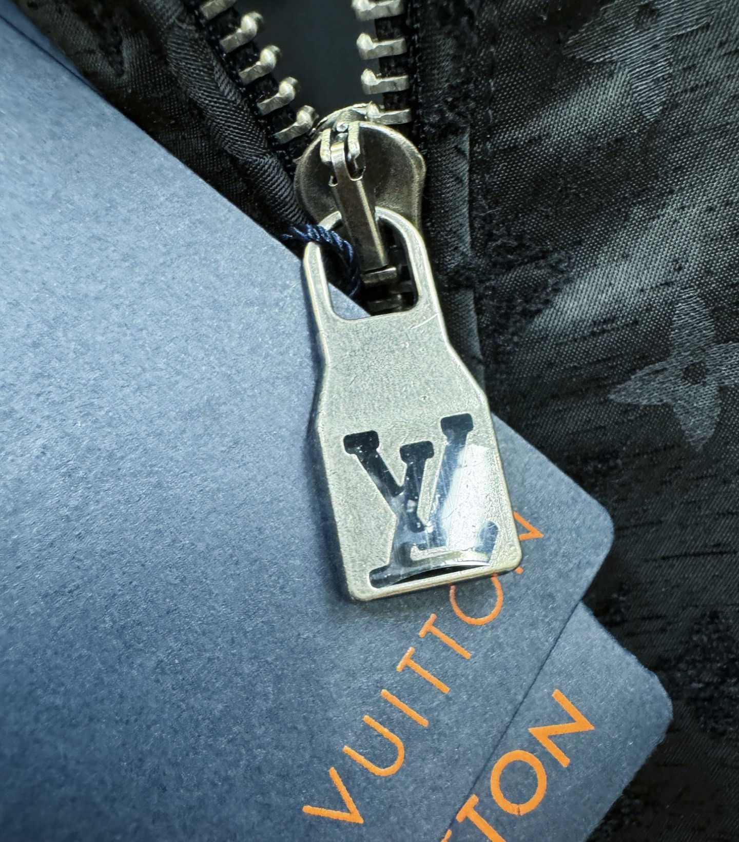 LV 路易威登2026秋冬新款棉服夹克外套,内里加棉,原单狠货 意大利进口面料时尚夹克外套。加棉加厚 保暖性强。欧洲专柜 LV 路易威登2026秋冬新款棉服夹克外套,内里加棉,原单狠货 意大利进口面料时尚夹克外套。加棉加厚 保暖性强。欧洲专柜