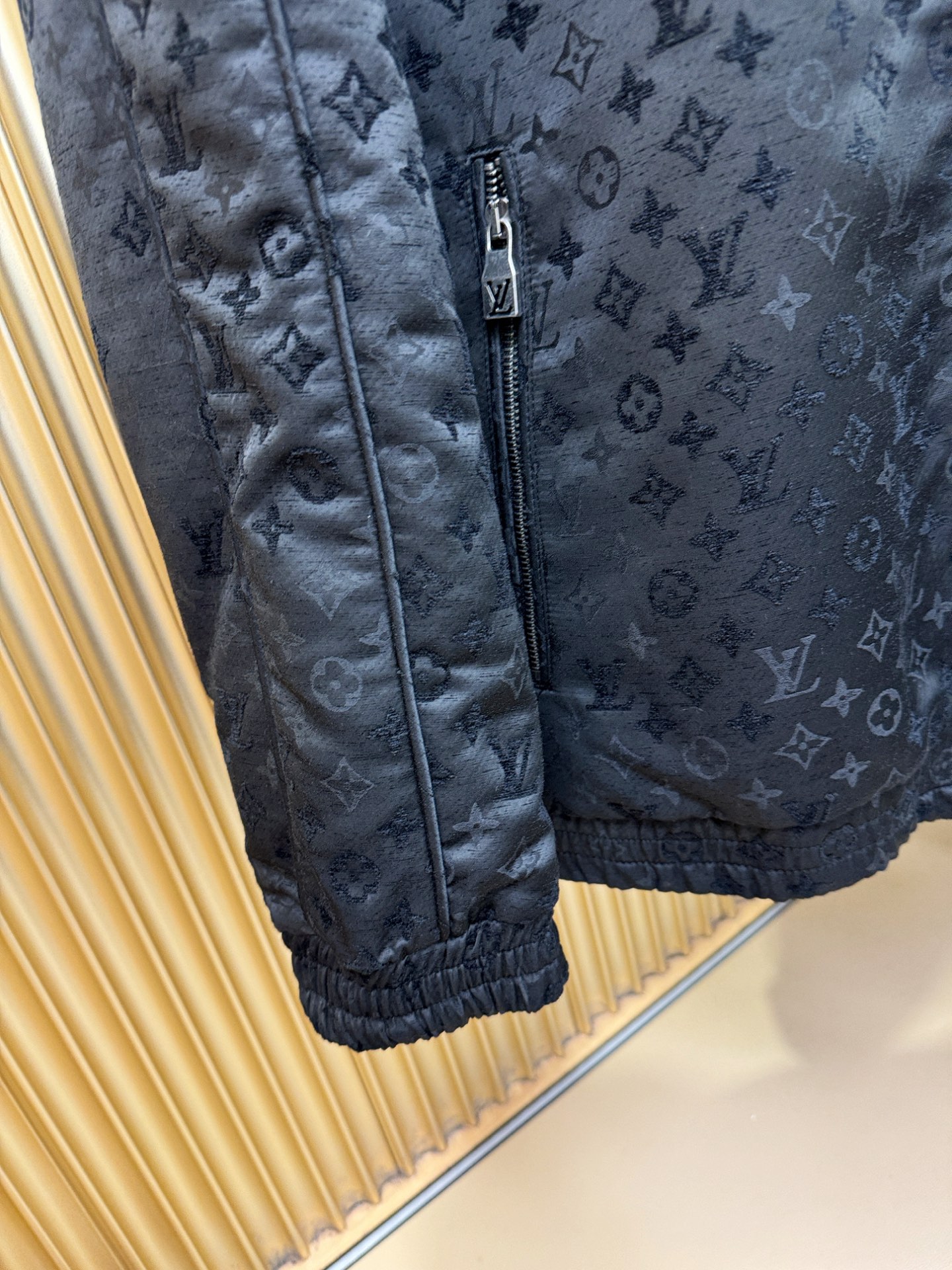 LV 路易威登2026秋冬新款棉服夹克外套,内里加棉,原单狠货 意大利进口面料时尚夹克外套。加棉加厚 保暖性强。欧洲专柜 LV 路易威登2026秋冬新款棉服夹克外套,内里加棉,原单狠货 意大利进口面料时尚夹克外套。加棉加厚 保暖性强。欧洲专柜