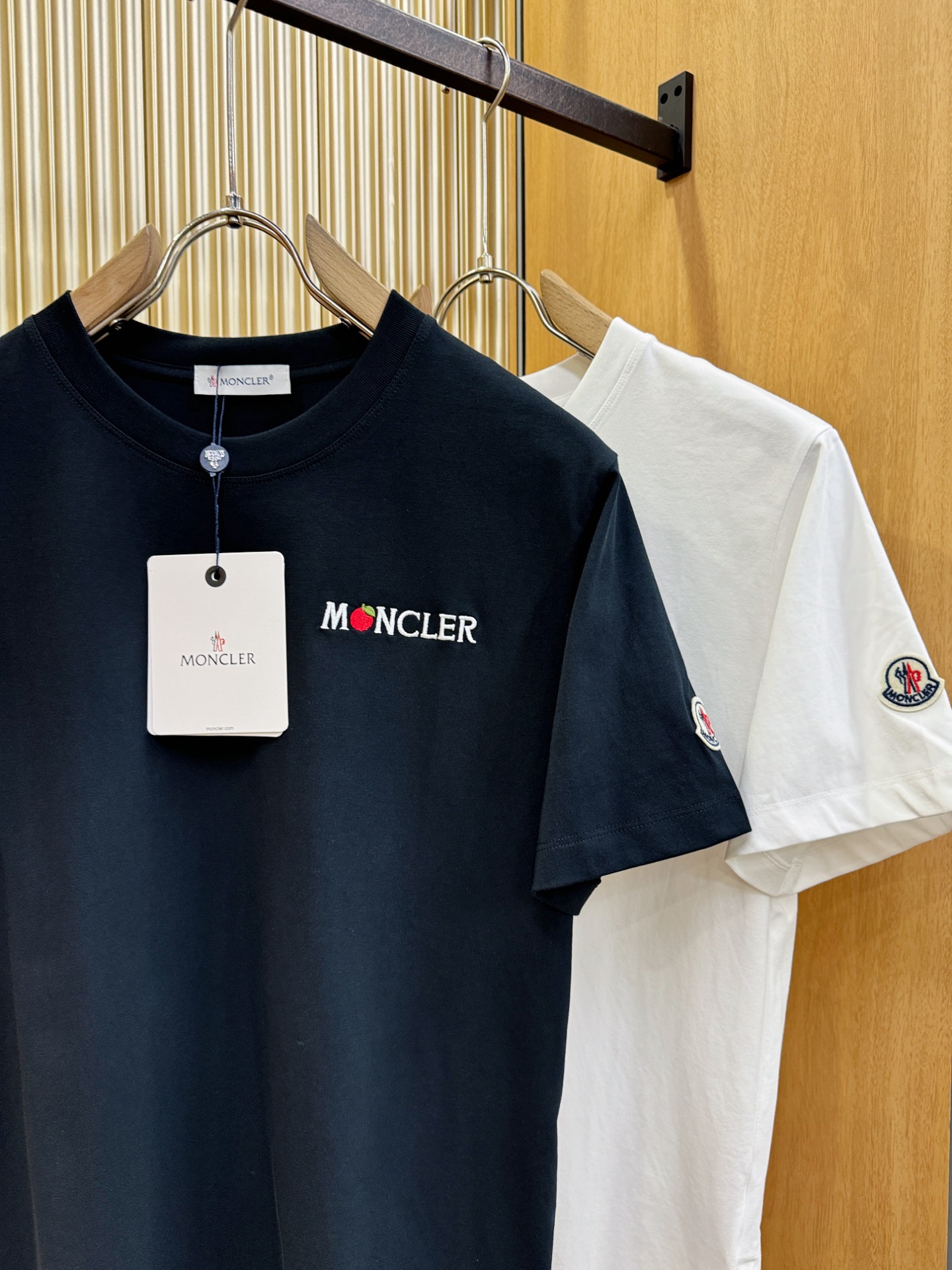 Moncler蒙口  2026新款短袖T恤！男女同款！走秀图案时尚休闲短袖T恤衫！设计logo设计！极具设计精选客供面料