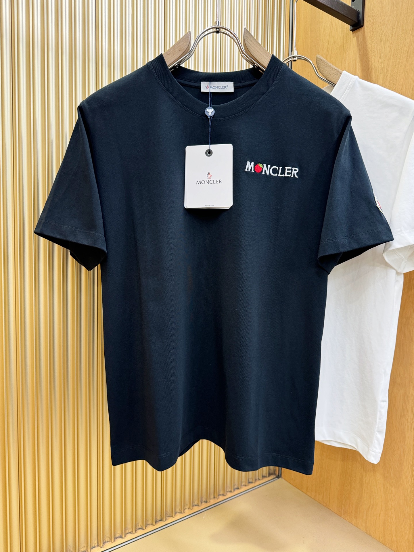 Moncler蒙口  2026新款短袖T恤！男女同款！走秀图案时尚休闲短袖T恤衫！设计logo设计！极具设计精选客供面料