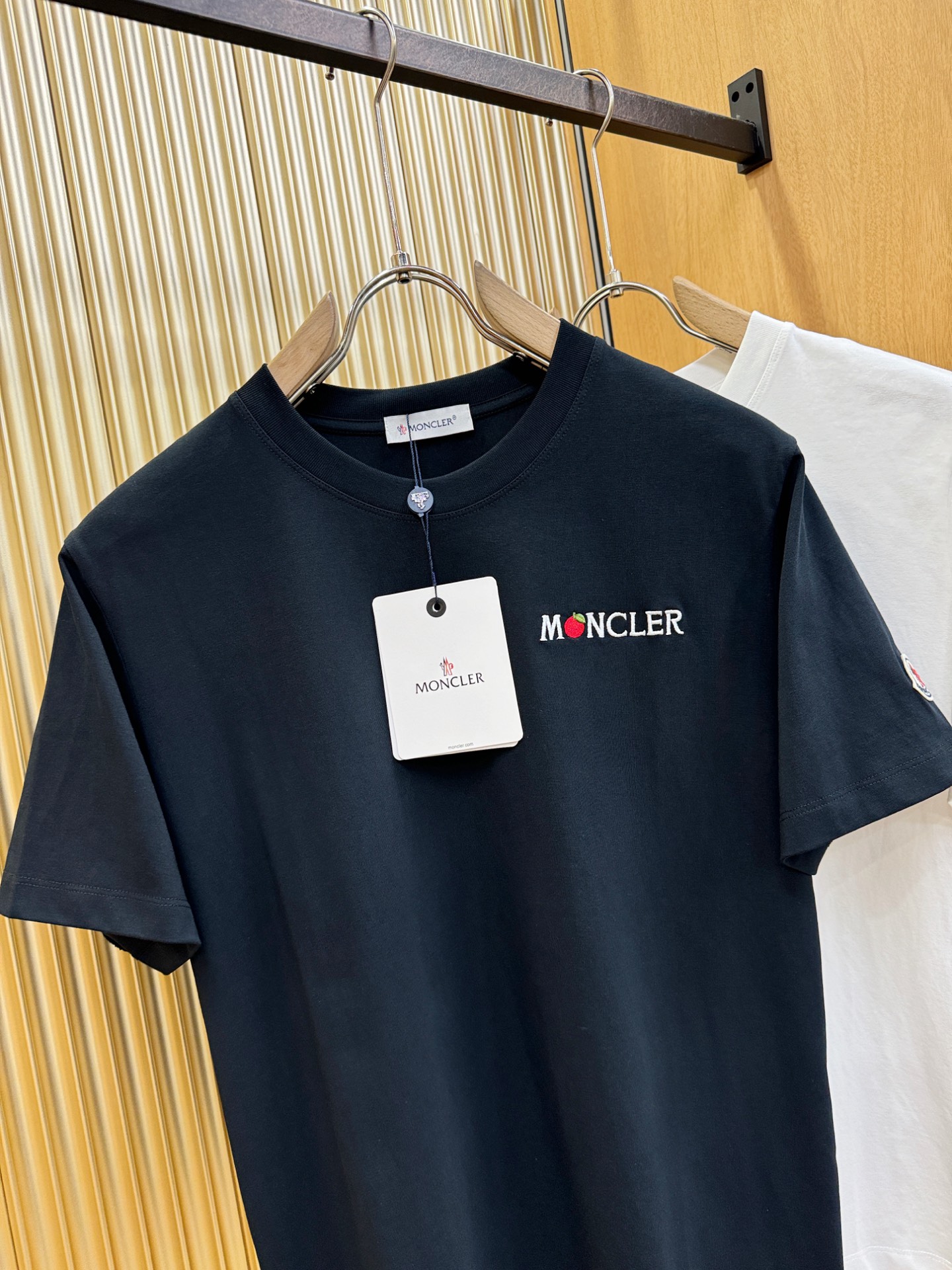 Moncler蒙口  2026新款短袖T恤！男女同款！走秀图案时尚休闲短袖T恤衫！设计logo设计！极具设计精选客供面料