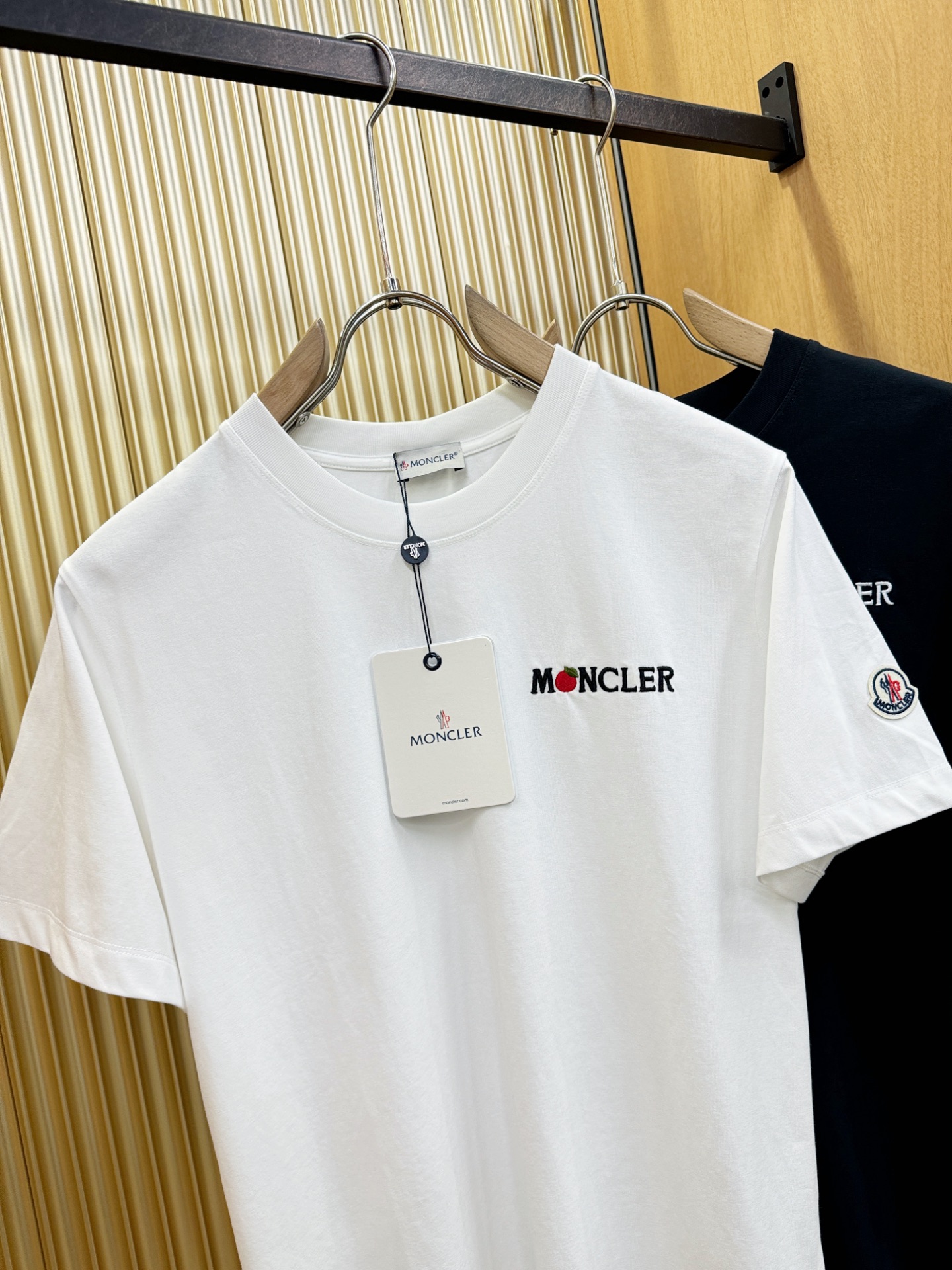 Moncler蒙口  2026新款短袖T恤！男女同款！走秀图案时尚休闲短袖T恤衫！设计logo设计！极具设计精选客供面料