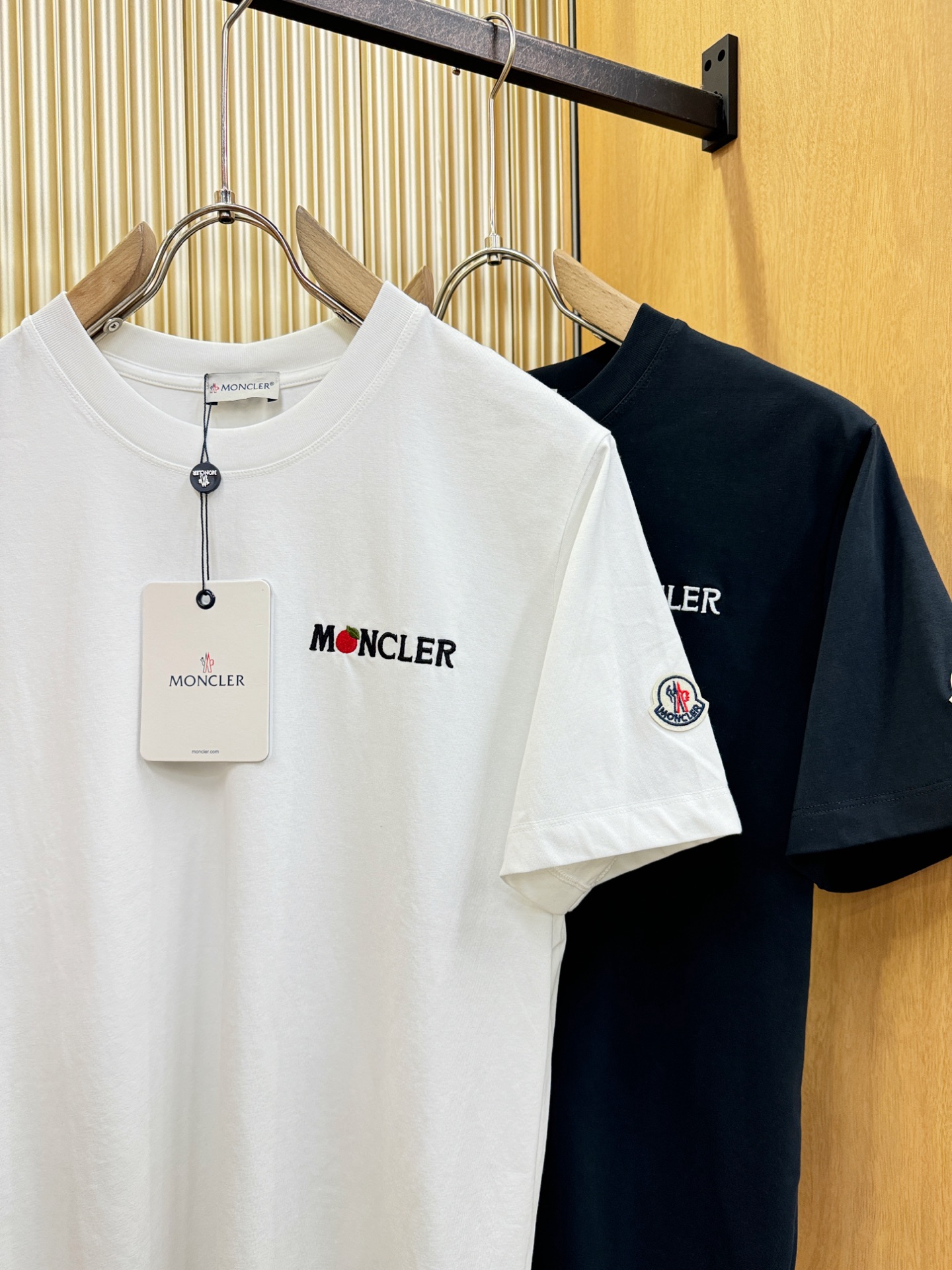 Moncler蒙口  2026新款短袖T恤！男女同款！走秀图案时尚休闲短袖T恤衫！设计logo设计！极具设计精选客供面料