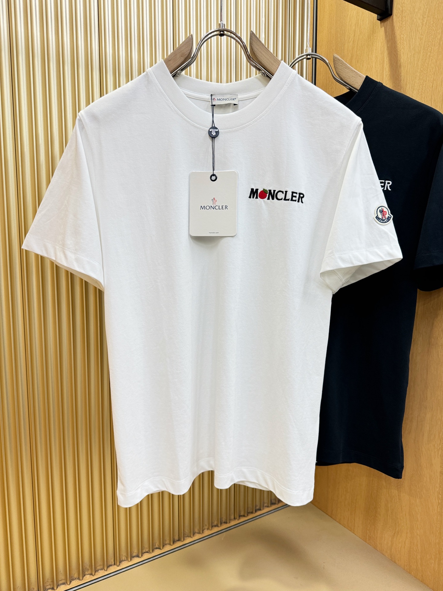 Moncler蒙口  2026新款短袖T恤！男女同款！走秀图案时尚休闲短袖T恤衫！设计logo设计！极具设计精选客供面料