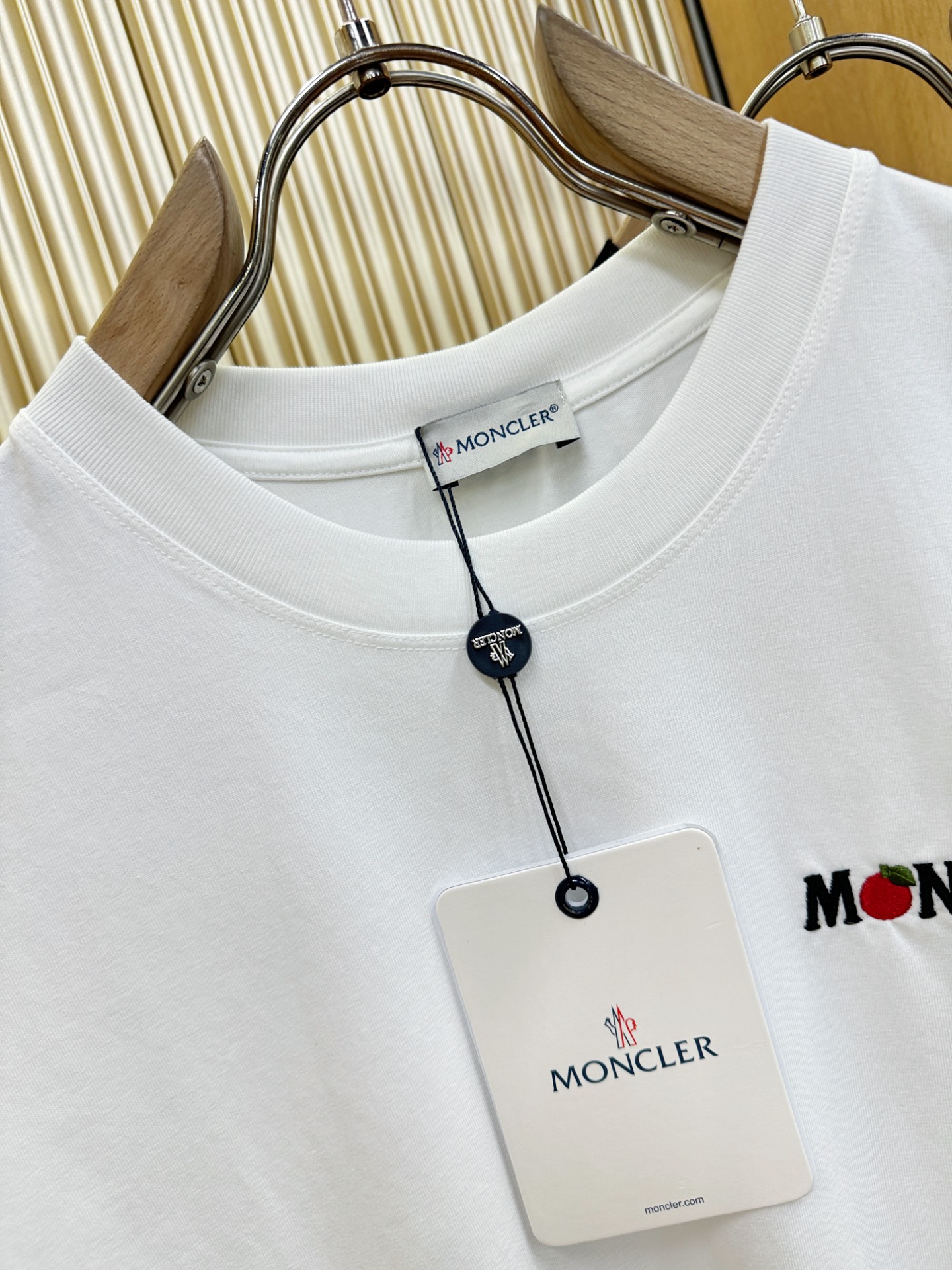 Moncler蒙口  2026新款短袖T恤！男女同款！走秀图案时尚休闲短袖T恤衫！设计logo设计！极具设计精选客供面料