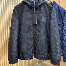 FENDI芬迪 2026新款夹克外套,原单狠货 意大利进口面料时尚夹克外套。欧洲专柜同步,上身更随意大方,专柜原版五金奢 FENDI芬迪 2026新款夹克外套,原单狠货 意大利进口面料时尚夹克外套。欧洲专柜同步,上身更随意大方,专柜原版五金奢
