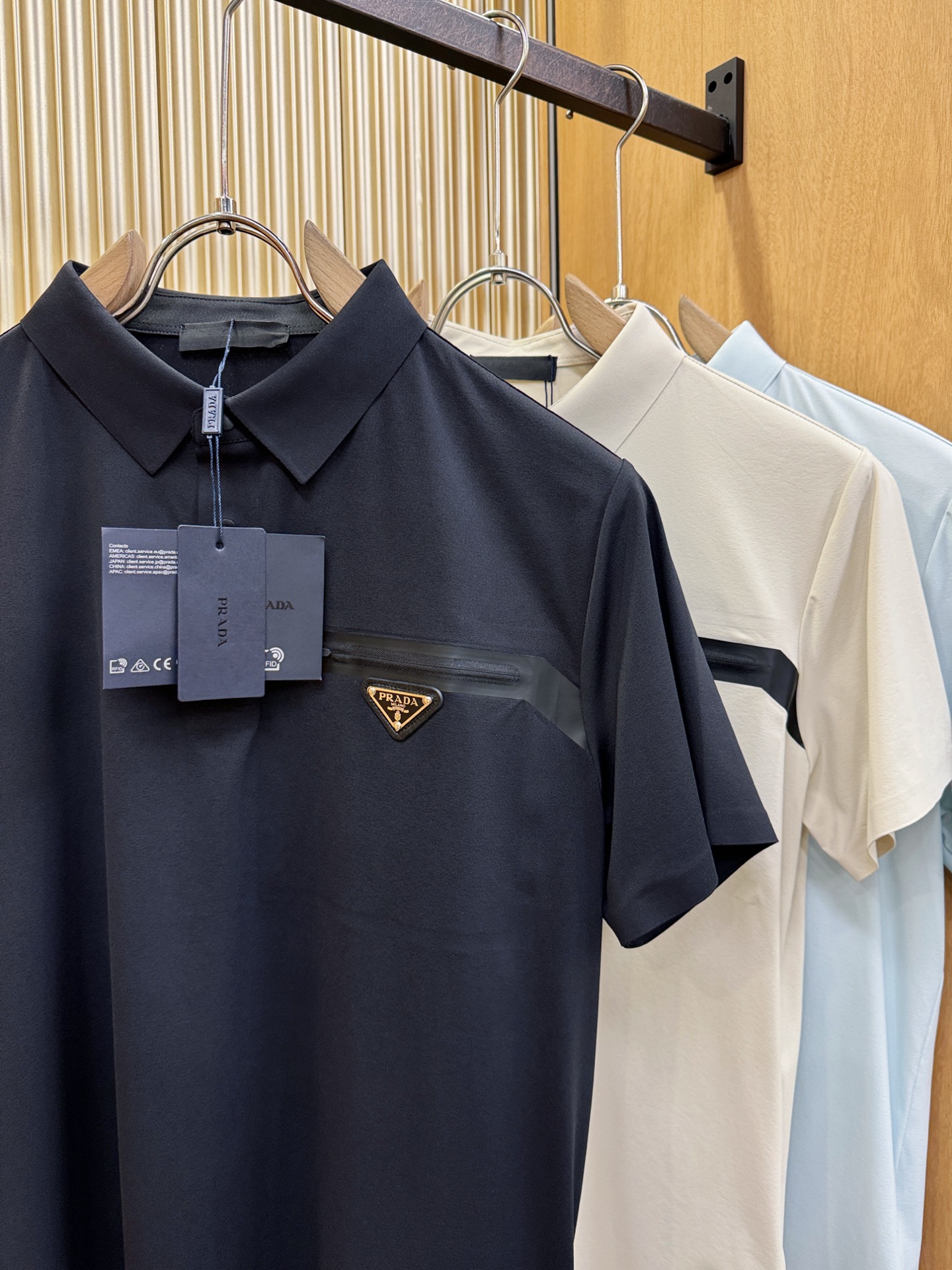 最大可穿230斤 PRADA 普拉达 2026春夏新款首发专柜最新款翻领短袖，高端订制 设计前卫时尚！品牌logo重工艺