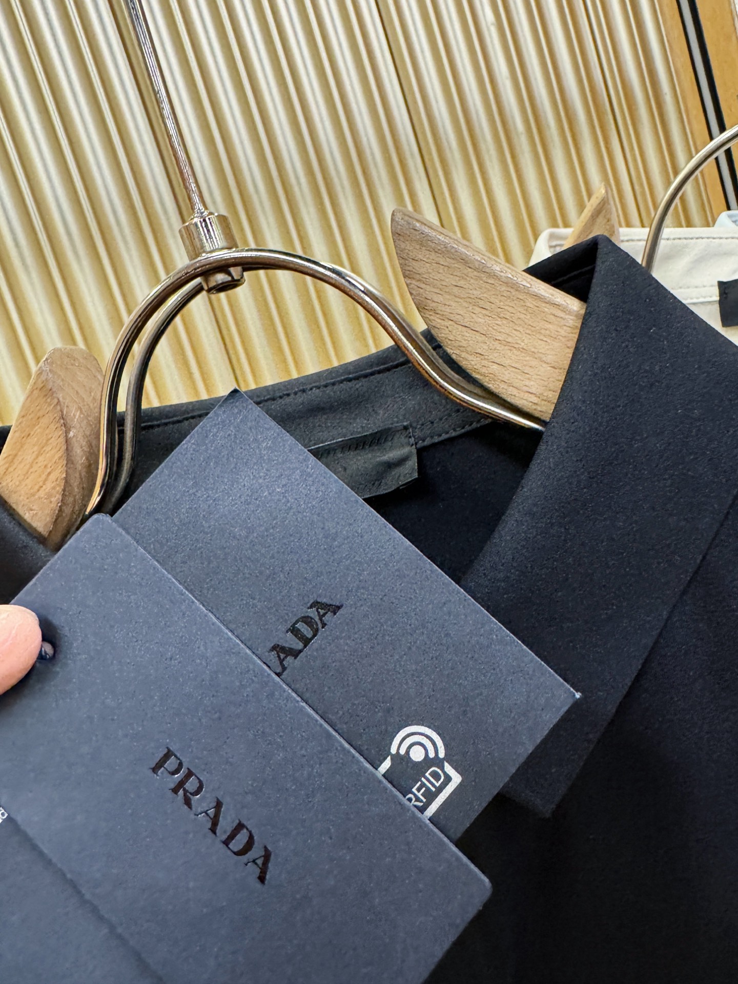 最大可穿230斤 PRADA 普拉达 2026春夏新款首发专柜最新款翻领短袖，高端订制 设计前卫时尚！品牌logo重工艺