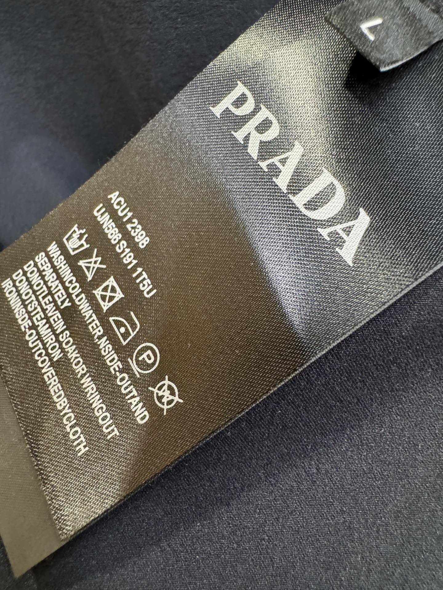 最大可穿230斤 PRADA 普拉达 2026春夏新款首发专柜最新款翻领短袖，高端订制 设计前卫时尚！品牌logo重工艺