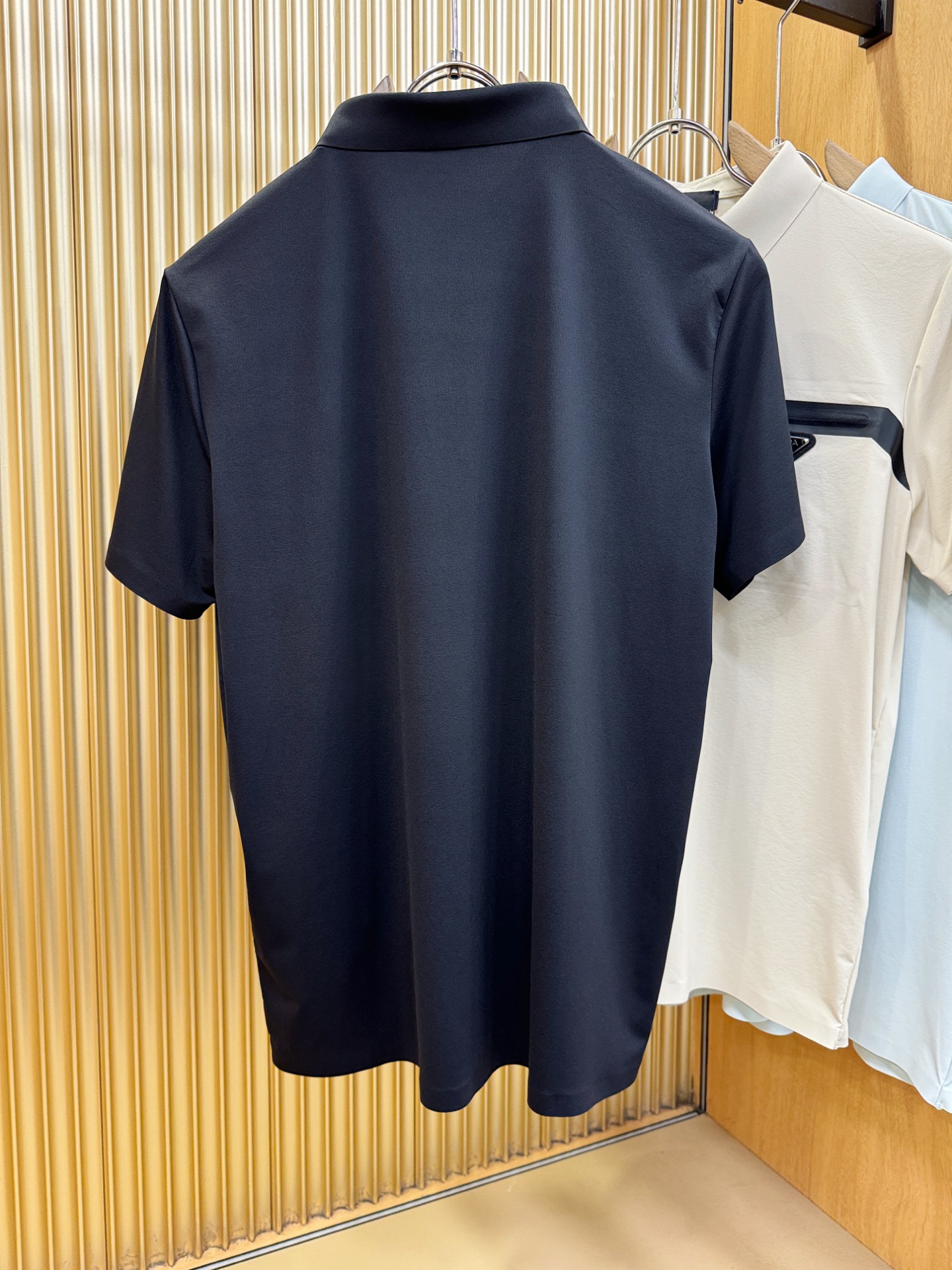 最大可穿230斤 PRADA 普拉达 2026春夏新款首发专柜最新款翻领短袖，高端订制 设计前卫时尚！品牌logo重工艺