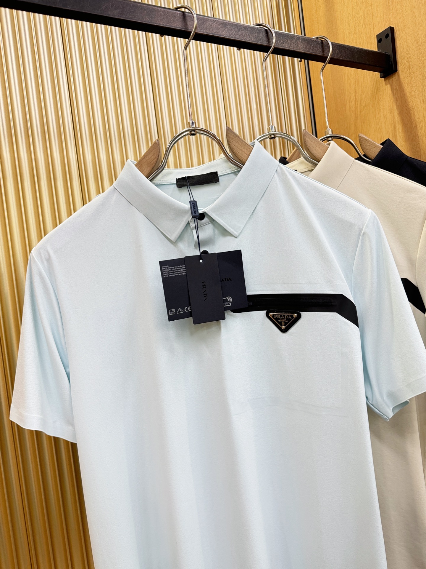 最大可穿230斤 PRADA 普拉达 2026春夏新款首发专柜最新款翻领短袖，高端订制 设计前卫时尚！品牌logo重工艺