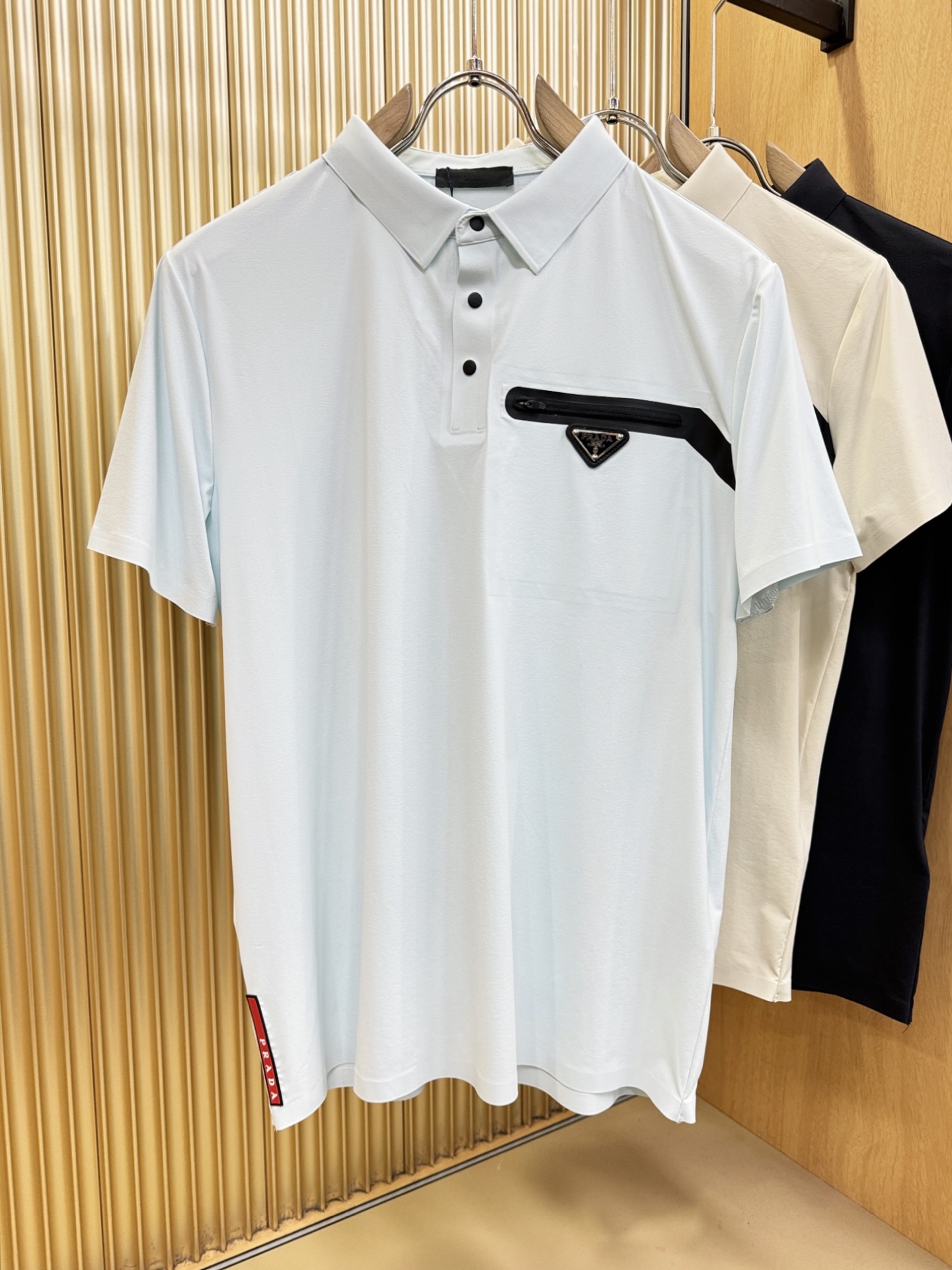 最大可穿230斤 PRADA 普拉达 2026春夏新款首发专柜最新款翻领短袖，高端订制 设计前卫时尚！品牌logo重工艺