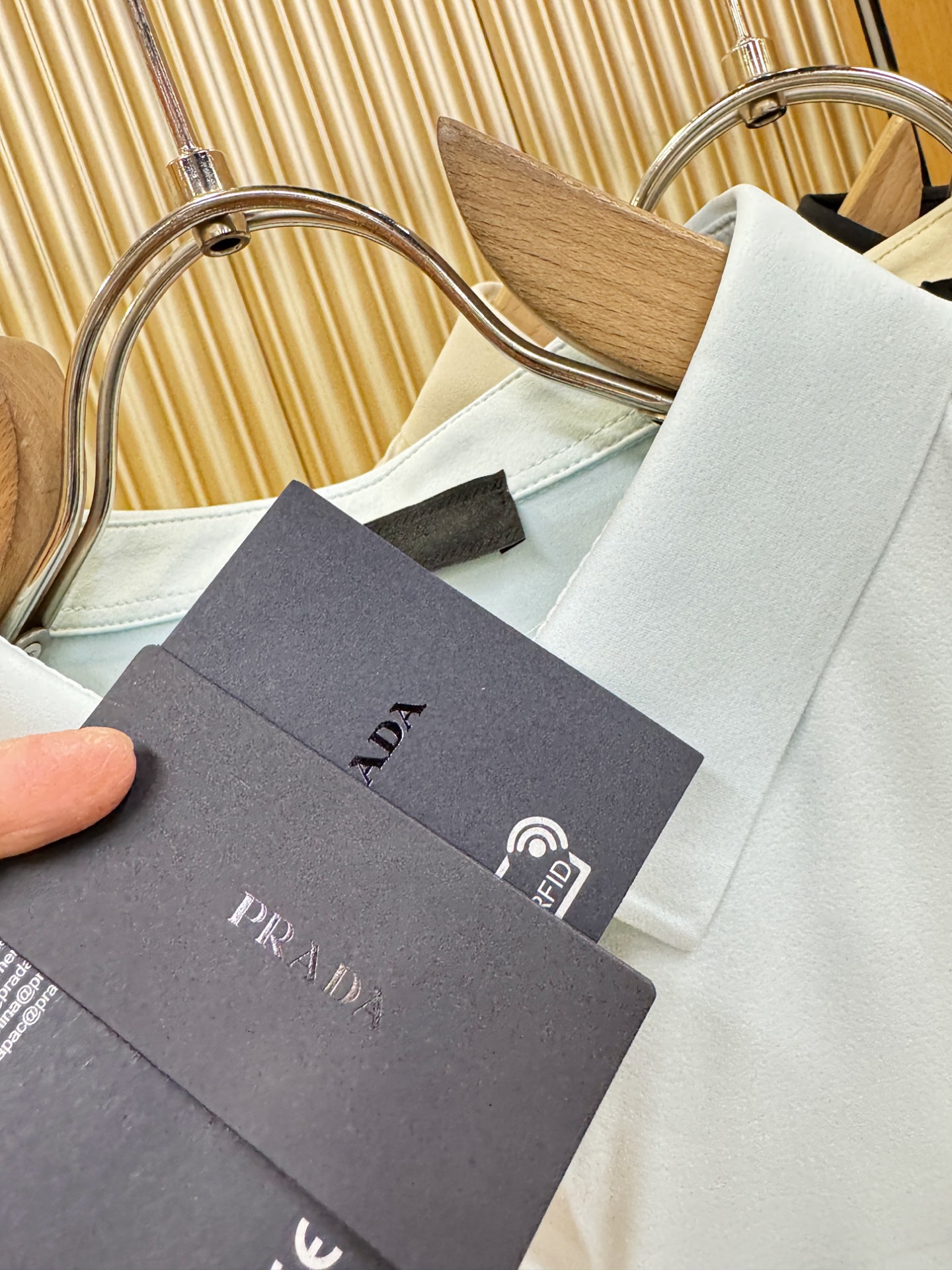 最大可穿230斤 PRADA 普拉达 2026春夏新款首发专柜最新款翻领短袖，高端订制 设计前卫时尚！品牌logo重工艺