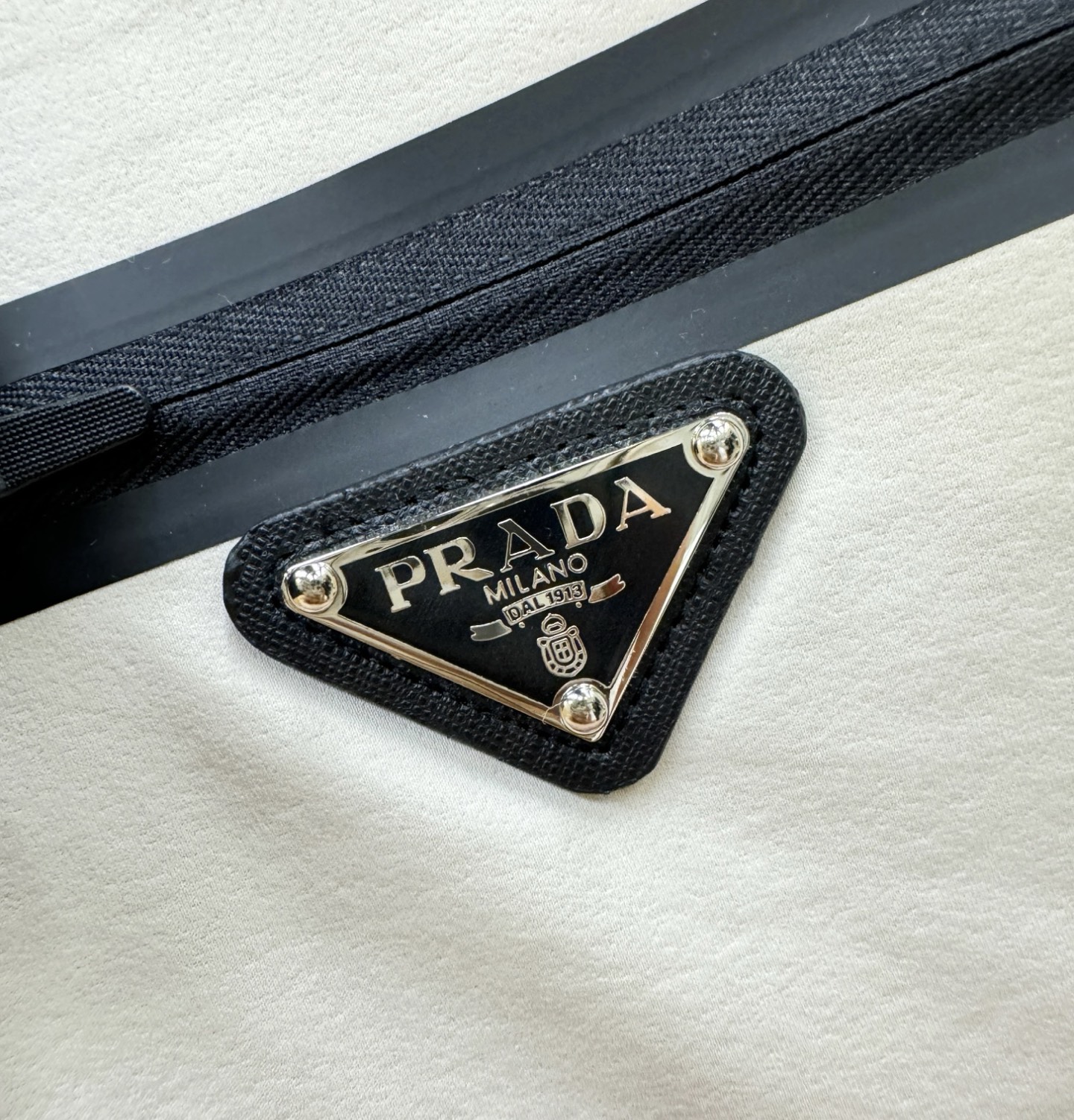 最大可穿230斤 PRADA 普拉达 2026春夏新款首发专柜最新款翻领短袖，高端订制 设计前卫时尚！品牌logo重工艺
