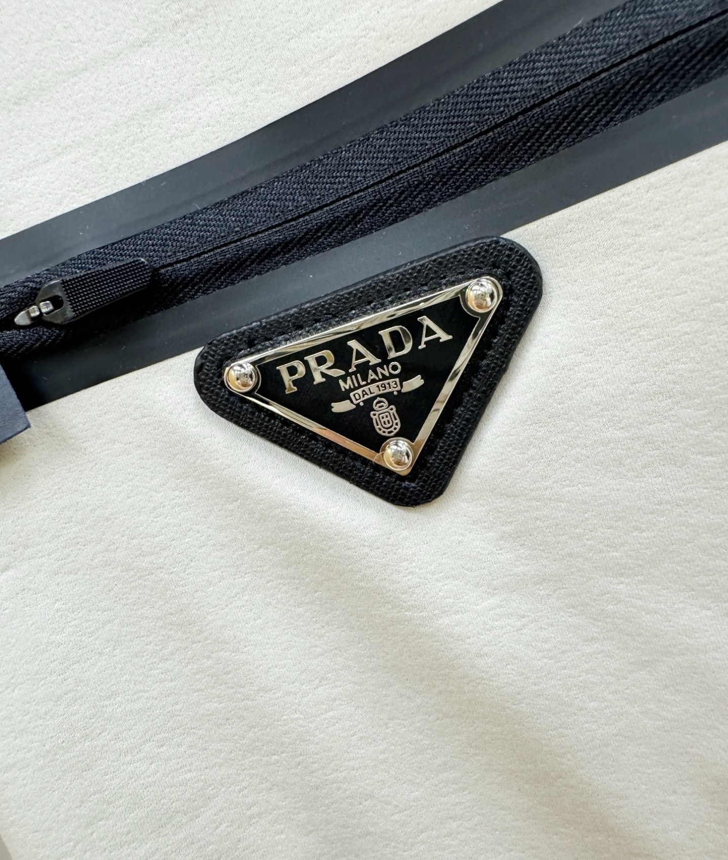 最大可穿230斤 PRADA 普拉达 2026春夏新款首发专柜最新款翻领短袖，高端订制 设计前卫时尚！品牌logo重工艺