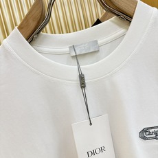 Dior迪奥 2026新款短袖T恤!男女同款!走秀图案时尚休闲短袖T恤衫!设计logo设计!极具设计精选客供面料,手感柔 Dior迪奥 2026新款短袖T恤!男女同款!走秀图案时尚休闲短袖T恤衫!设计logo设计!极具设计精选客供面料,手感柔