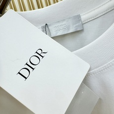 Dior迪奥 2026新款短袖T恤!男女同款!走秀图案时尚休闲短袖T恤衫!设计logo设计!极具设计精选客供面料,手感柔 Dior迪奥 2026新款短袖T恤!男女同款!走秀图案时尚休闲短袖T恤衫!设计logo设计!极具设计精选客供面料,手感柔