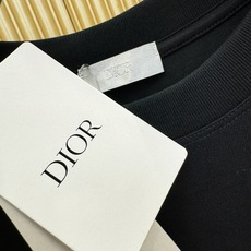 Dior迪奥 2026新款短袖T恤!男女同款!走秀图案时尚休闲短袖T恤衫!设计logo设计!极具设计精选客供面料,手感柔 Dior迪奥 2026新款短袖T恤!男女同款!走秀图案时尚休闲短袖T恤衫!设计logo设计!极具设计精选客供面料,手感柔