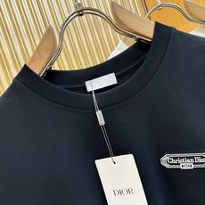 Dior迪奥 2026新款短袖T恤!男女同款!走秀图案时尚休闲短袖T恤衫!设计logo设计!极具设计精选客供面料,手感柔 Dior迪奥 2026新款短袖T恤!男女同款!走秀图案时尚休闲短袖T恤衫!设计logo设计!极具设计精选客供面料,手感柔