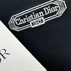 Dior迪奥 2026新款短袖T恤!男女同款!走秀图案时尚休闲短袖T恤衫!设计logo设计!极具设计精选客供面料,手感柔 Dior迪奥 2026新款短袖T恤!男女同款!走秀图案时尚休闲短袖T恤衫!设计logo设计!极具设计精选客供面料,手感柔