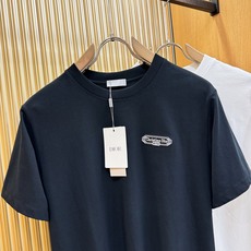 Dior迪奥 2026新款短袖T恤!男女同款!走秀图案时尚休闲短袖T恤衫!设计logo设计!极具设计精选客供面料,手感柔 Dior迪奥 2026新款短袖T恤!男女同款!走秀图案时尚休闲短袖T恤衫!设计logo设计!极具设计精选客供面料,手感柔