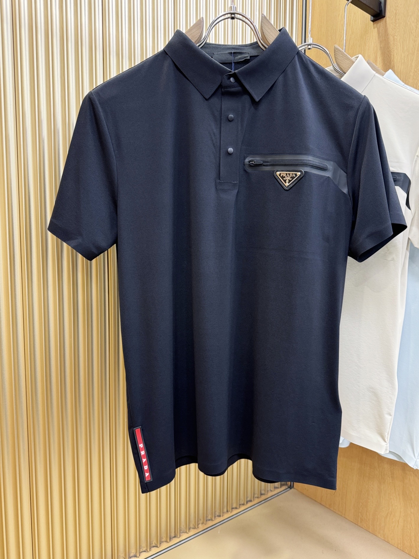 最大可穿230斤 PRADA 普拉达 2026春夏新款首发专柜最新款翻领短袖，高端订制 设计前卫时尚！品牌logo重工艺