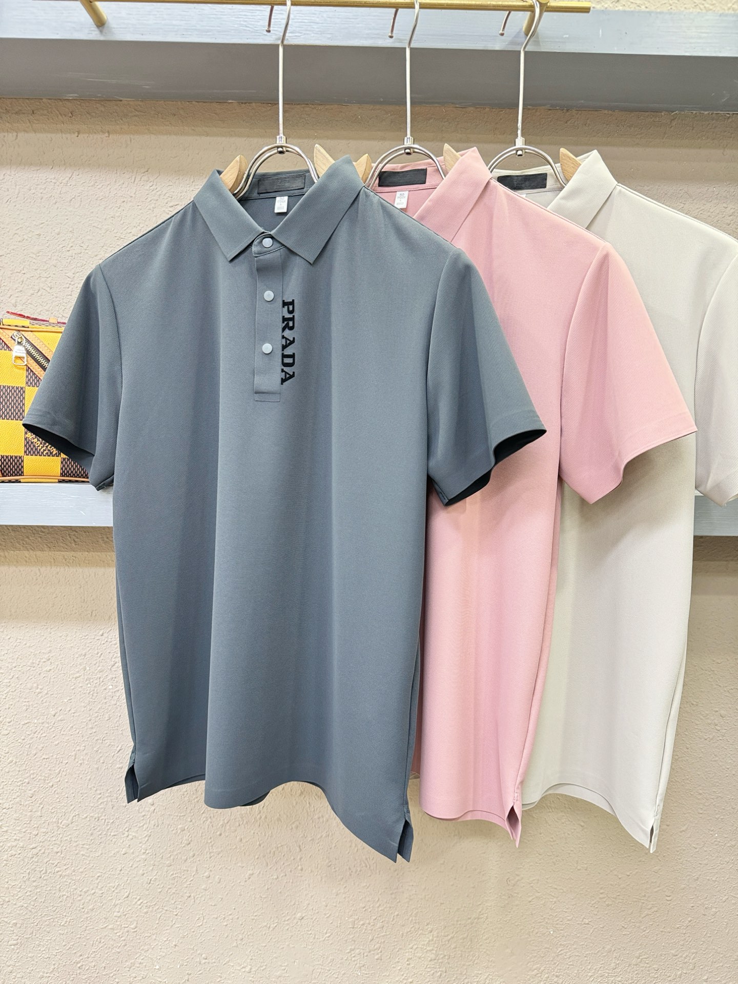 PRADA 普拉达 2026春夏新款首发专柜最新款翻领短袖，冰丝面料，清爽透气。高端订制 设计前卫时尚！品牌logo重工