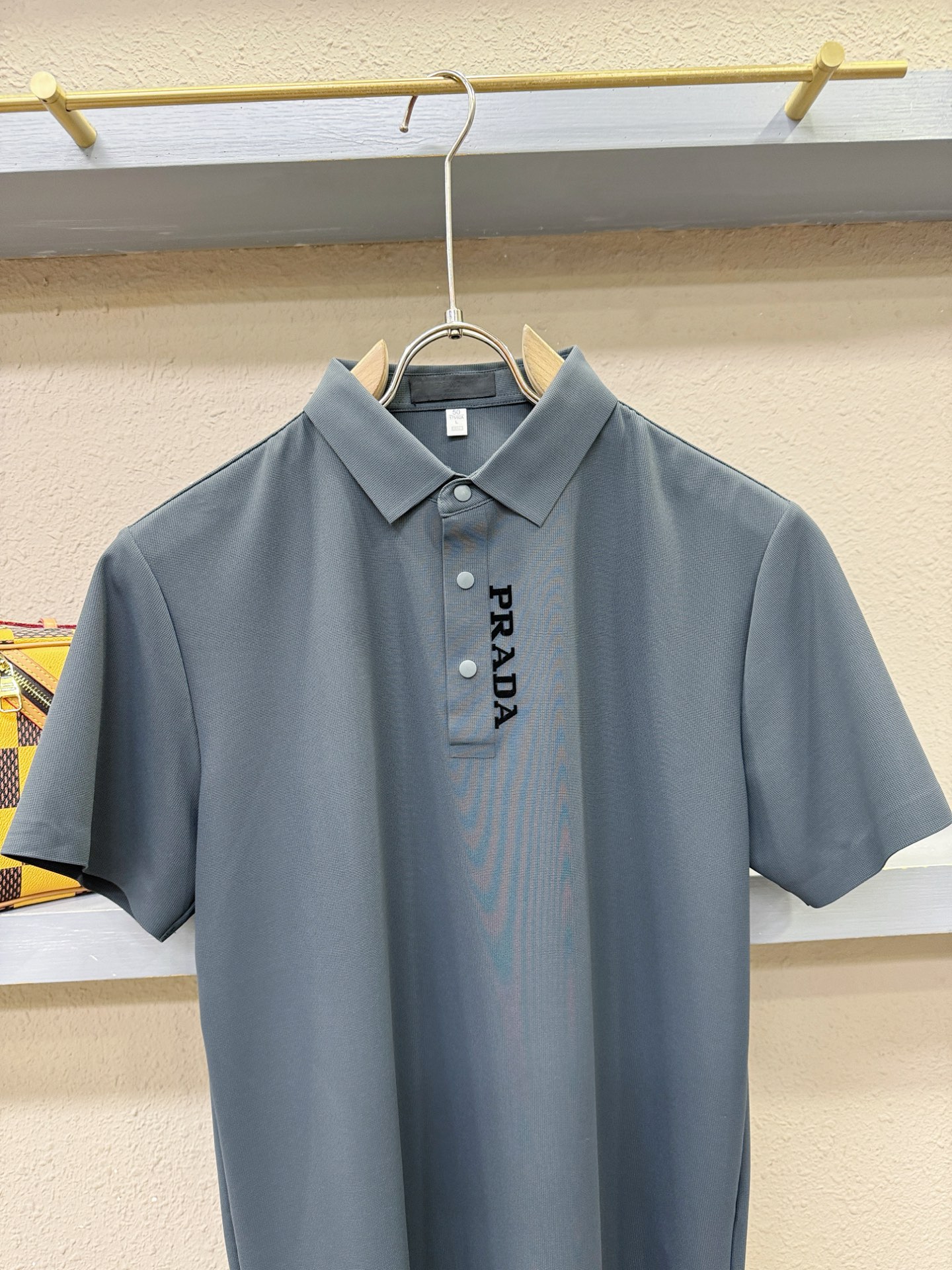 PRADA 普拉达 2026春夏新款首发专柜最新款翻领短袖，冰丝面料，清爽透气。高端订制 设计前卫时尚！品牌logo重工