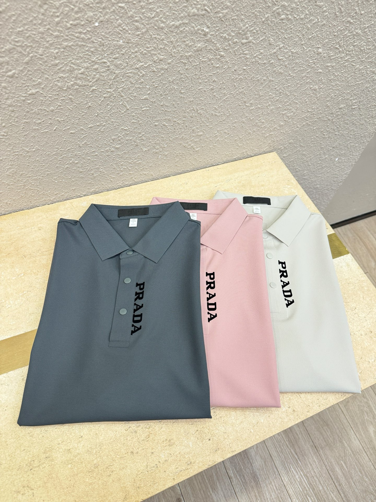 PRADA 普拉达 2026春夏新款首发专柜最新款翻领短袖，冰丝面料，清爽透气。高端订制 设计前卫时尚！品牌logo重工