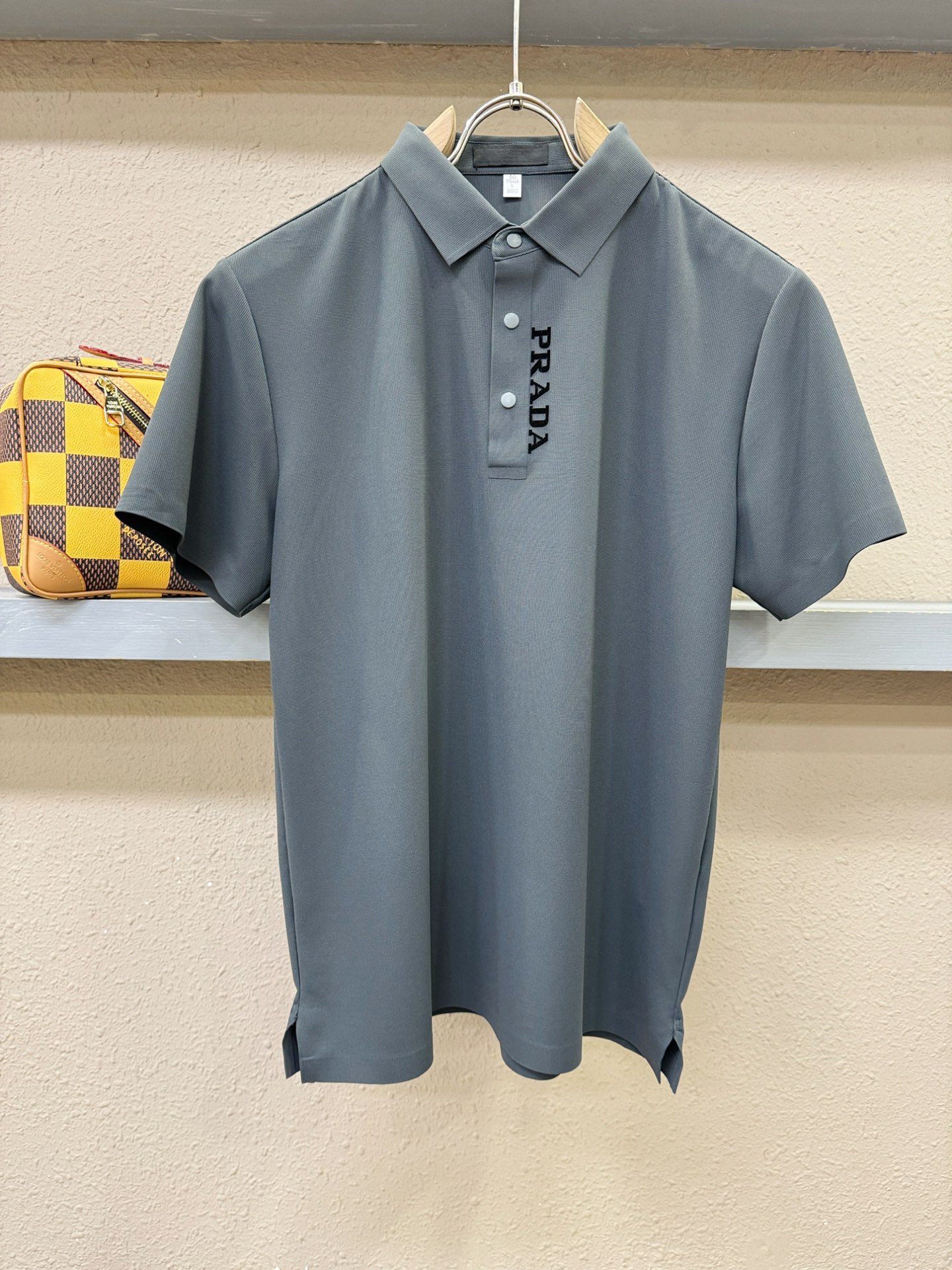 PRADA 普拉达 2026春夏新款首发专柜最新款翻领短袖，冰丝面料，清爽透气。高端订制 设计前卫时尚！品牌logo重工