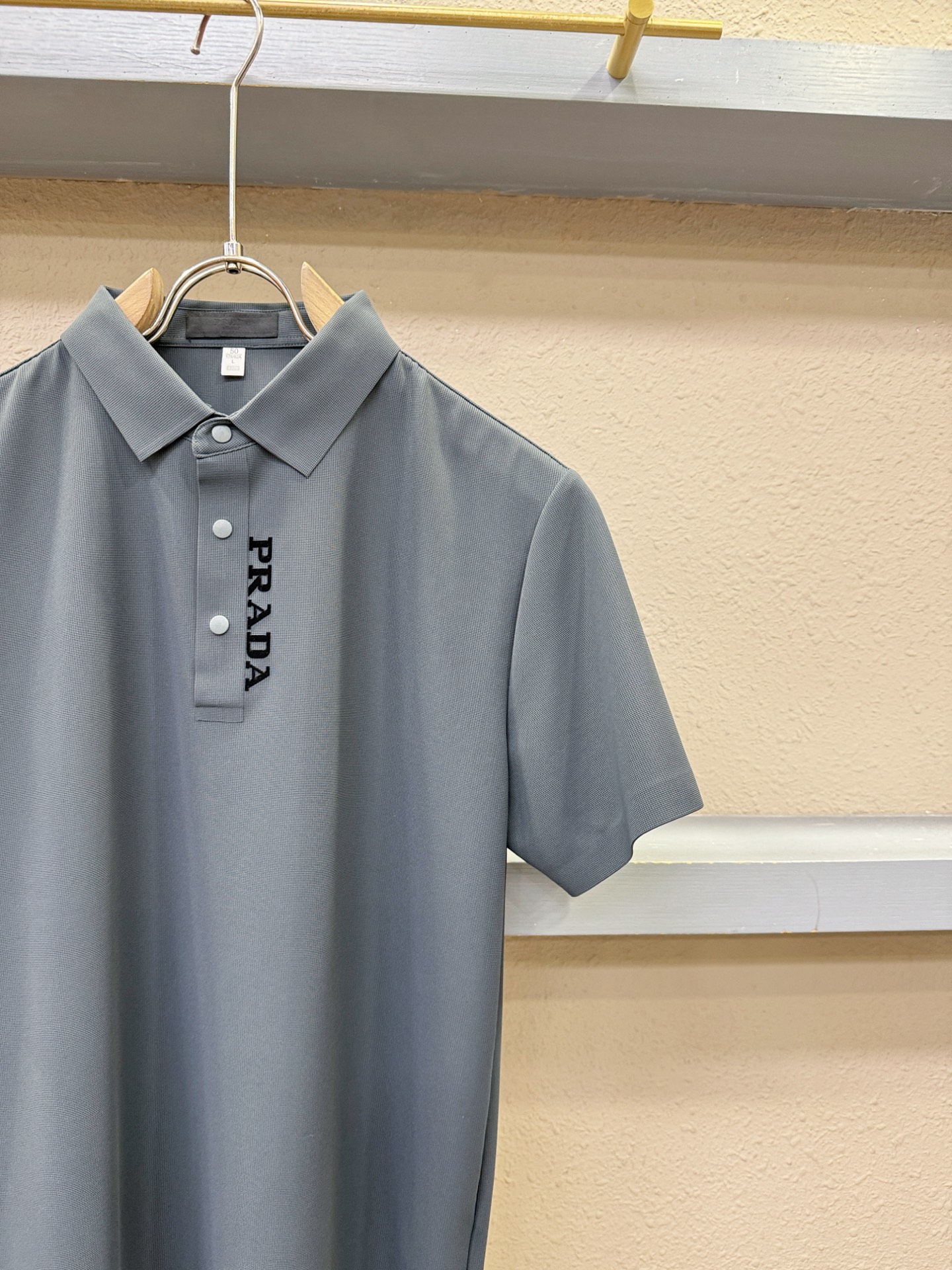 PRADA 普拉达 2026春夏新款首发专柜最新款翻领短袖，冰丝面料，清爽透气。高端订制 设计前卫时尚！品牌logo重工