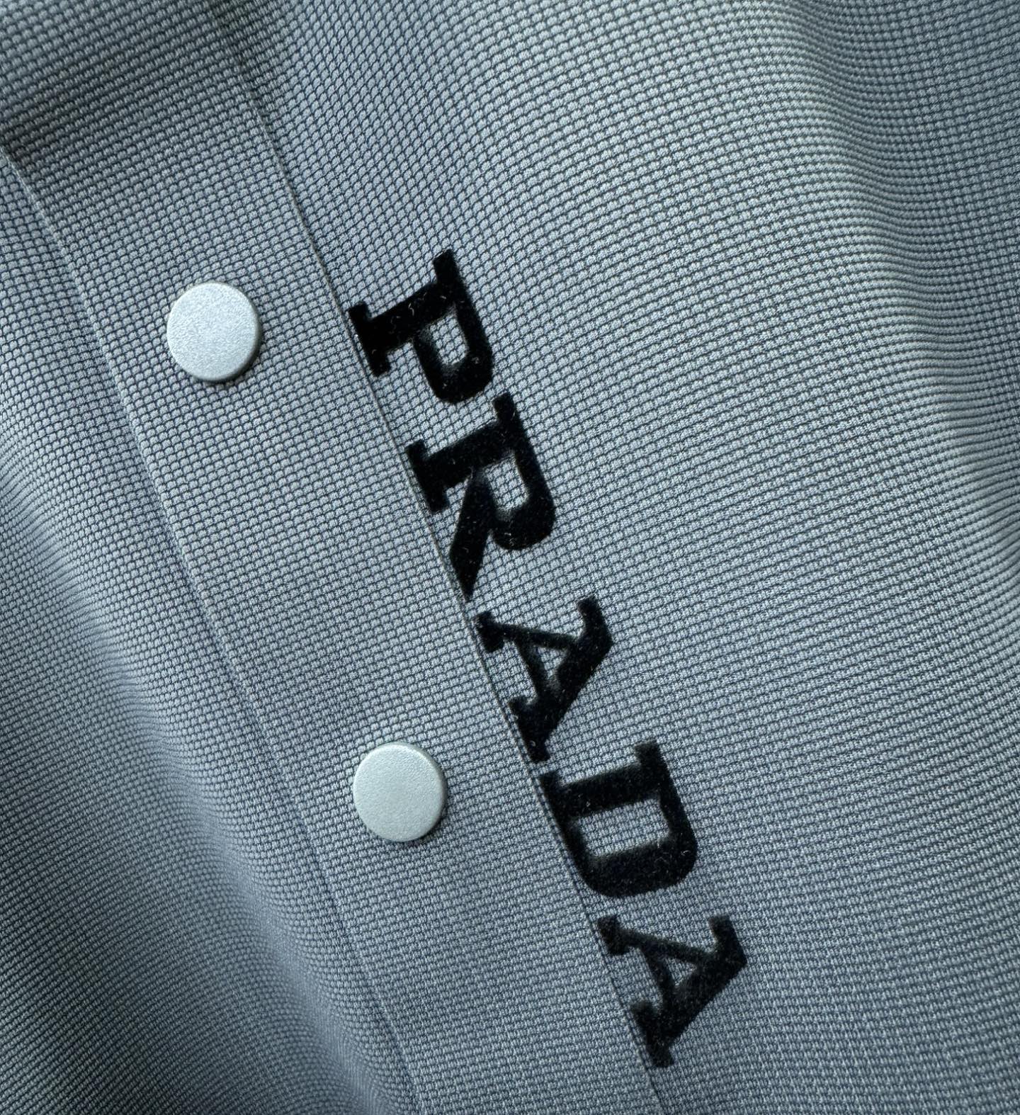 PRADA 普拉达 2026春夏新款首发专柜最新款翻领短袖，冰丝面料，清爽透气。高端订制 设计前卫时尚！品牌logo重工