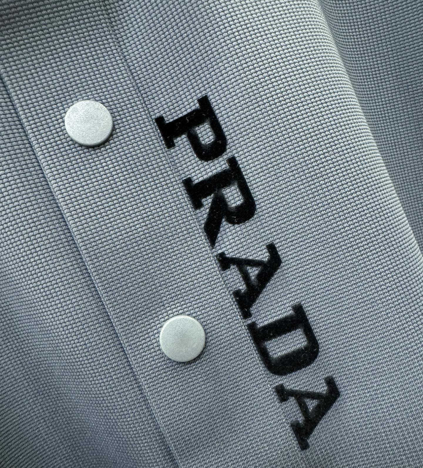 PRADA 普拉达 2026春夏新款首发专柜最新款翻领短袖，冰丝面料，清爽透气。高端订制 设计前卫时尚！品牌logo重工